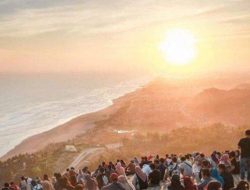 Paralayang Watu Lawang: Terbang di Antara Kabut dan Laut