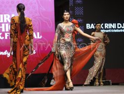 Busana Adat dalam Dunia Fashion Global