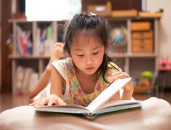 Membaca Buku di Tengah Scroll Tak Berujung