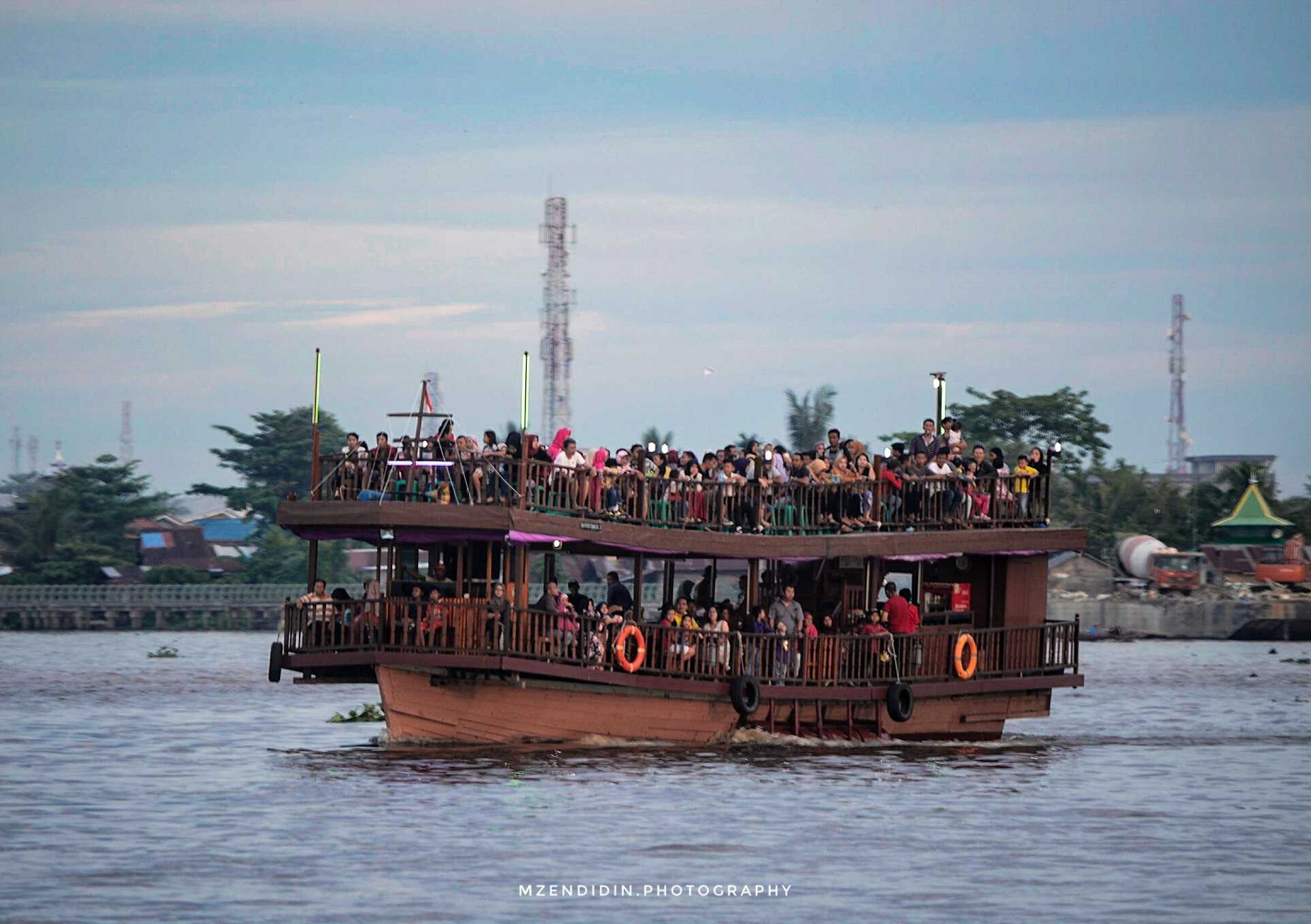 Ngopi di Perahu Kafe Apung Pertama di Sungai Mahakam