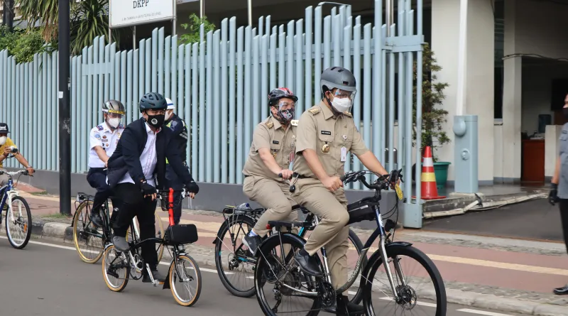 bersepeda ketempat kerja