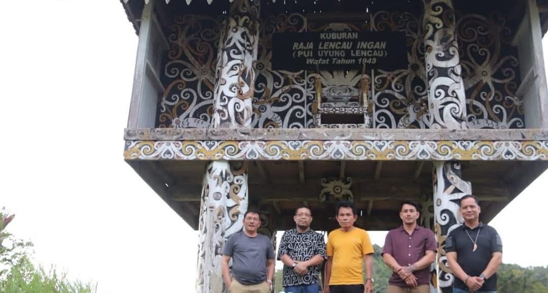 Ziarah ke Makam Raja Suku Dayak di Kalimantan Tengah