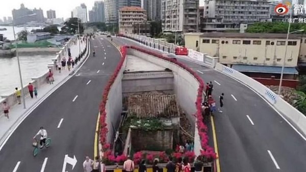 kampung yang teebelah jalan tol