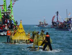 Ritual Melarung di Pantai Selatan: Simbol Keselarasan Manusia & Laut
