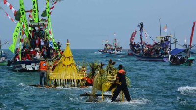 melarung di laut selatan