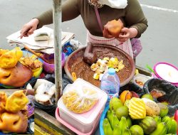 Menikmati Rujak Cingur di Pantai Kenjeran: Laut, Angin, dan Kuliner Legendaris