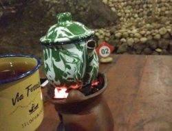 Menyesap Teh Poci di Lereng Gunung Slamet: Tradisi Ngopi Kakek Nenek Tegal